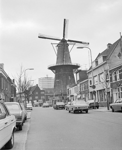 882330 Gezicht in de Adelaarstraat te Utrecht, met rechts bij de Merelstraat korenmolen Rijn en Zon (Adelaarstraat 30).